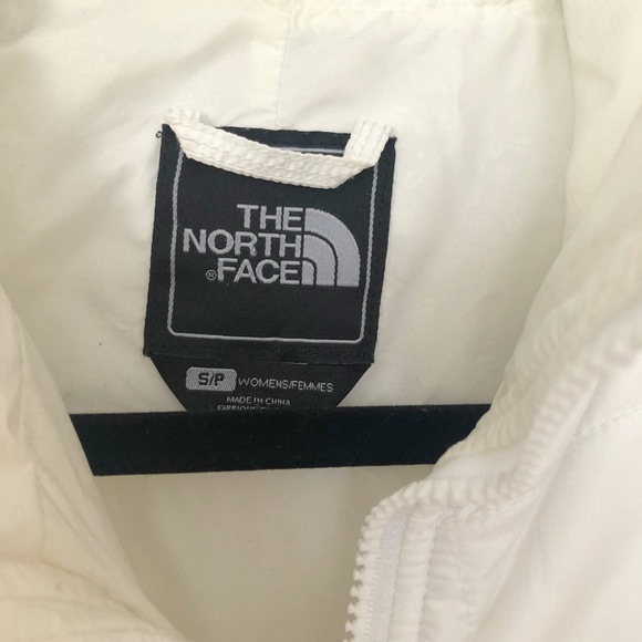 Small white North Face jacket ❄️ - Picture 3 of 8